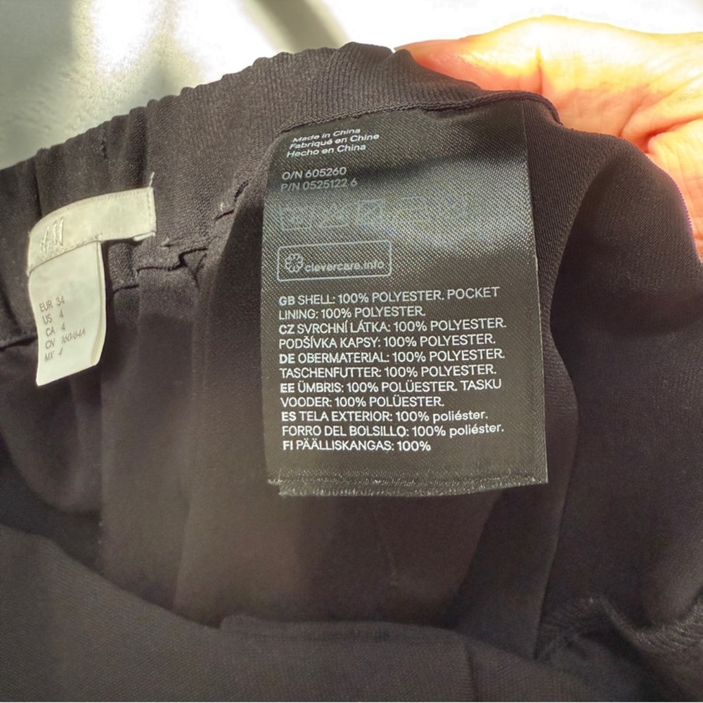 H&M pleat detail black shorts - Picture 3 of 5